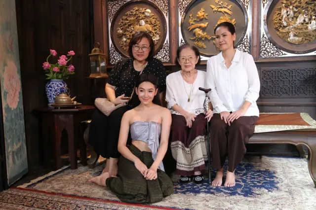 ศัลยา (ซ้ายสุด) ถ่ายภาพร่วมกับนักแสดงในละครบุพเพสันนิวาส