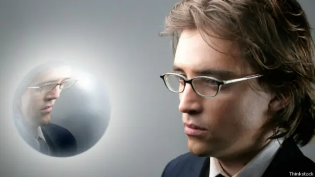 Hombre viéndose a sí mismo en una imagen onírica