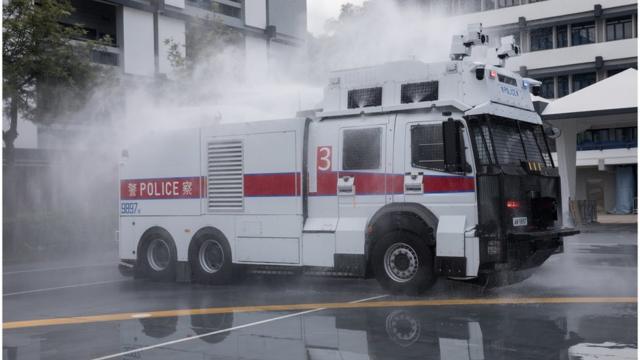 香港警方展示水炮车，外界猜测，这会是警方短期之内对付示威者的新装备。