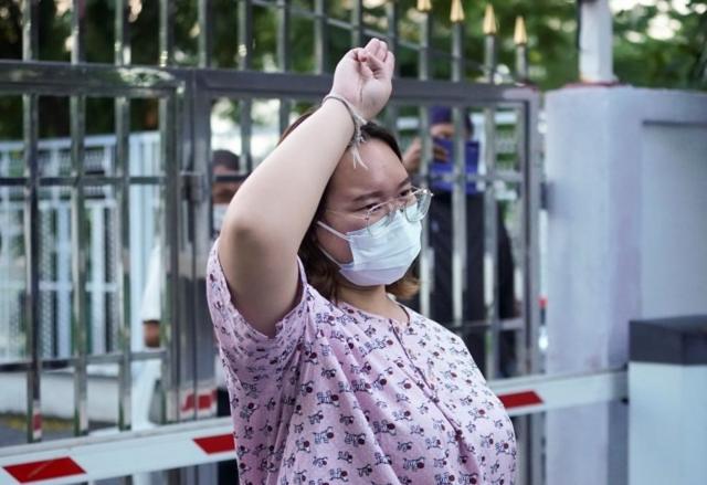 Protest leader Panusaya "Rung" Sithijirawattanakul, who has spent eight weeks in detention on charges of insulting the country"s king, shows a three-finger salut as she leaves after she was granted bail at the Central Women"s Correctional Institute in Bangkok, Thailand, May 6, 2021.