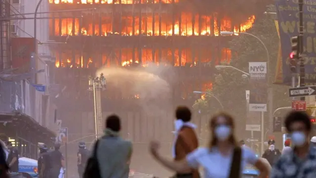 Gente alrededor de las Torre Gemelas luego del ataque