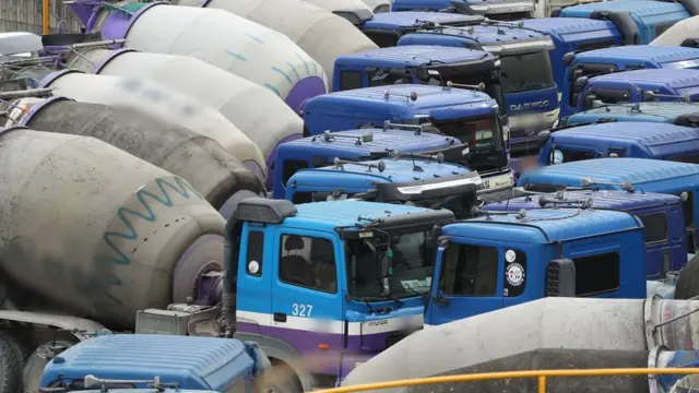 29일 오전 경기 화성시의 한 레미콘 공장에 차량들이 멈춰서 있다