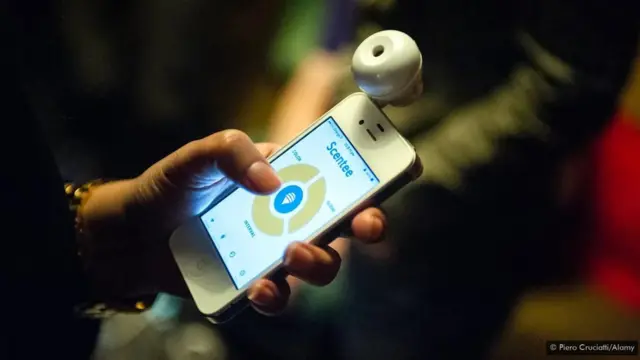 L'appareil Scentee utilisait des cartouches rechargeables qui pouvaient diffuser toute une gamme d'odeurs par le biais d'une application pour téléphone portable.