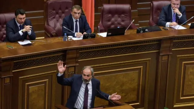 Нікол Пашинян у парламенті
