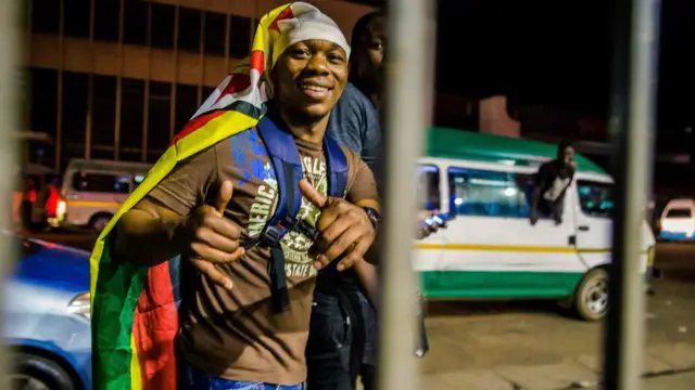 Житель Зимбабве с флагом