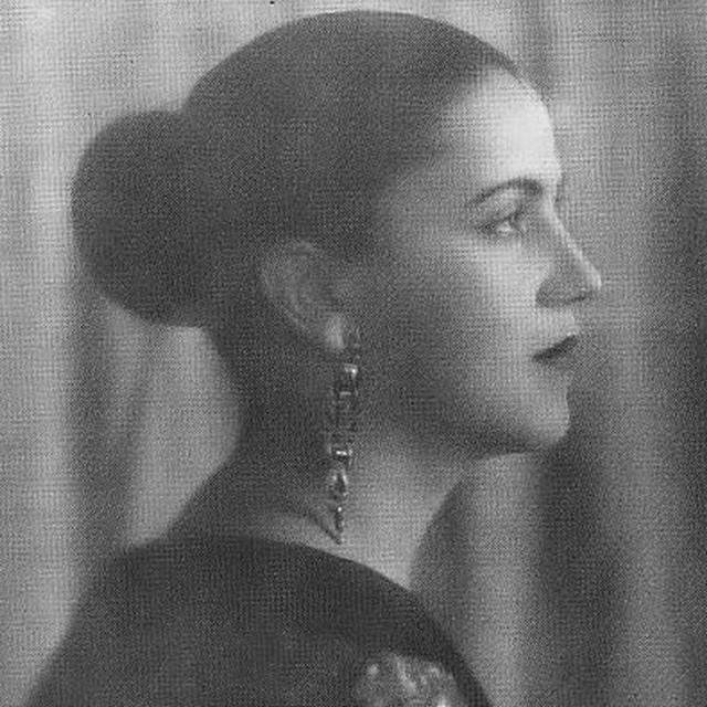 Em foto preto e branco, Tarsila do Amaral aparecesite de aposta com bonus gratisperfil