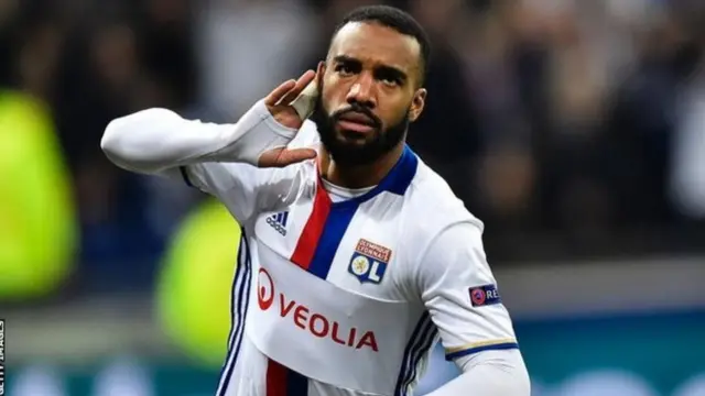 mshamuliaji wa Mfaransa Alexandre Lacazette