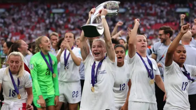Seleção da Inglaterra levanta o troféu em Wembley