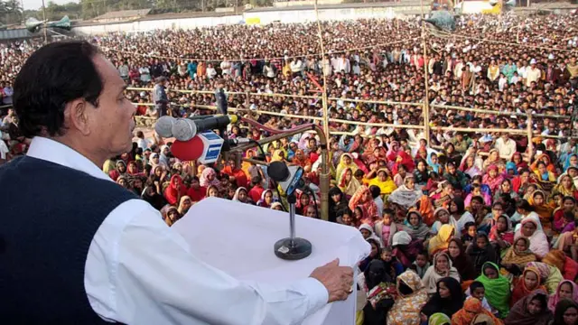 জাতীয় পার্টির নেতা হুসেইন মুহাম্মদ এরশাদ রংপুরে নির্বাচনী জনসভায় বক্তৃতা দিচ্ছেন ২৬শে ডিসেম্বর ২০০৮য়ে।