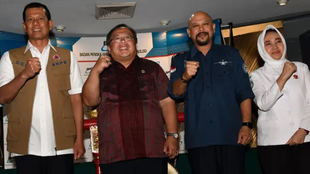 Menristek Bambang Brodjonegoro (kedua kiri), Kepala BPPT Hammam Riza (kedua kanan), Kepala BNPB Doni Monardo (kiri), dan Kepala BMKG Dwikorita Karnawati menghadiri peluncuran penerapan teknologi modifikasi cuaca (TMC) di Gedung BPPT, Jakarta, Jumat (03/01).