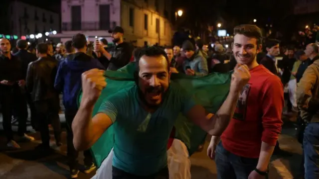 Des centaines de personnes célèbrent la démission du président algérien Abdelaziz Bouteflika lors d'une manifestation.