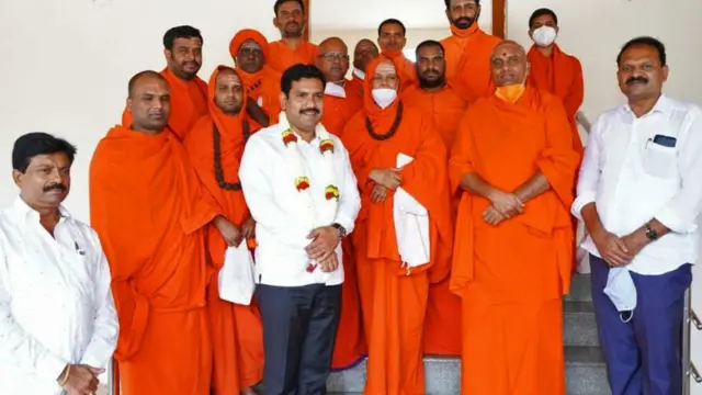 जून 2021 में कर्नाटक के पूर्व मुख्यमंत्री बीएस येदियुरप्पा के बेटे विजयेंद्र लिंगायत समुदाय के प्रमुख धर्मगुरुओं से मुलाकात की.