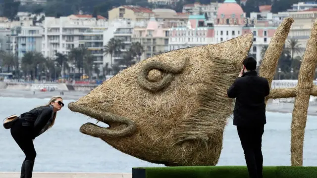 Guyyaa 'April Fools' Day' Faransaayitti namoonni boca qurxummii margarraa hojjetame bira suuraa yoo ka'an