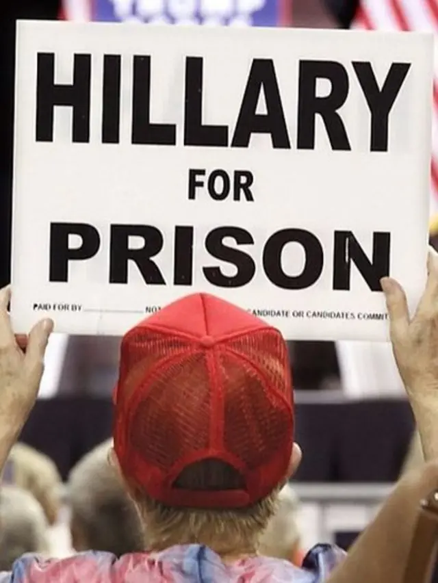 یک حامی دونالد ترامپ پوستری به دست گرفته و خواهان زندانی شدن کلینتون شده