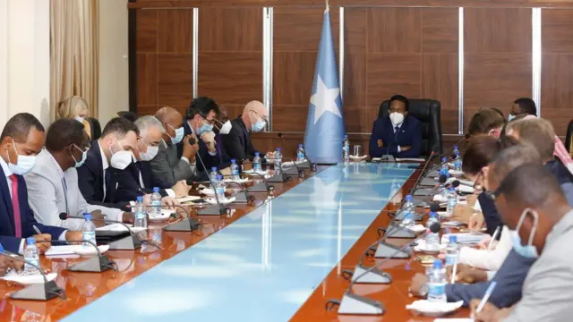 Beesha caalamka waxay markasta ku baraarujineysay dhinacyada in ay gaaraan heshiis rasmi ah iyo in doorasho la qabto.