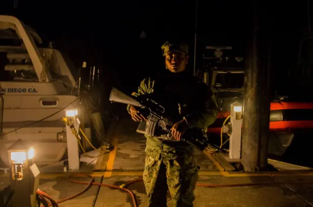 墨西哥海军陆战队员在圣费利佩海边参与打击非法捕捞，逮捕非法捕捞加州湾石首鱼的人员。