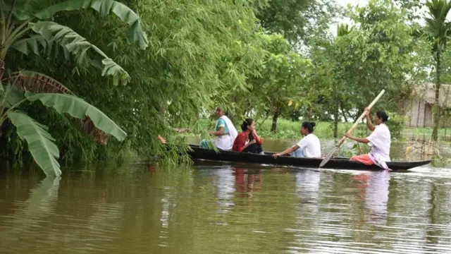 નાવડીમાં બેસેલાં લોકો
