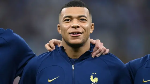 Kylian Mbappé cantando o hino francês antesroleta da sorte do googleiniciar uma partida