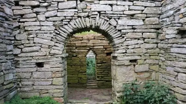 यहां पुरानी इमारतों के मलबे मिलते हैं