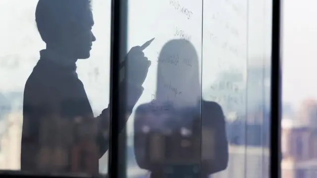 قد يشعر بعض العمال بعد تعرضهم للتحرش بالعزلة والنبذ