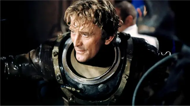 1950ల్లో బాగా హిట్ అయిన సైన్స్ ఫిక్సన్ సినిమా గ్రహాంతర వాసుల దాడికి సంబంధించినది కాదు. డీస్నీ తీసిన 20,000 లీగ్స్ అండర్ ద సీ