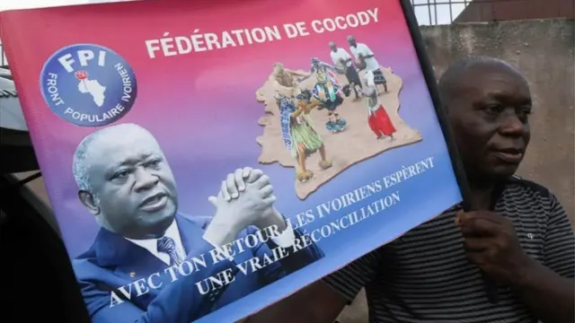 Des militants tiennent une pancarte avec la photo de Laurent Gbagbo