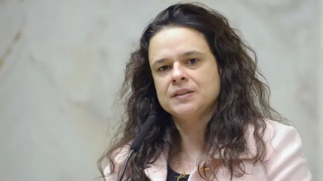 Janaina Paschoal fala ao microfone