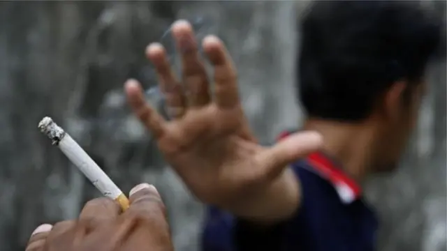 Jinsiy ichki kiyim moda namoyishlari sahnasi ortidagi qizlar