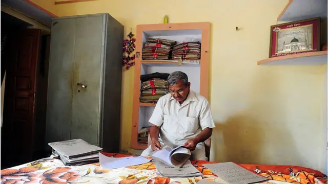 કાગળ પર મૃત ઘોષિત થનાર લાલ બિહારી આઝમગઢની ઑફિસમાં