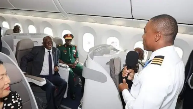 Rais Magufuli akiwa ndani ya ndege hiyo yenye uwezo wa kubeba abiria 262
