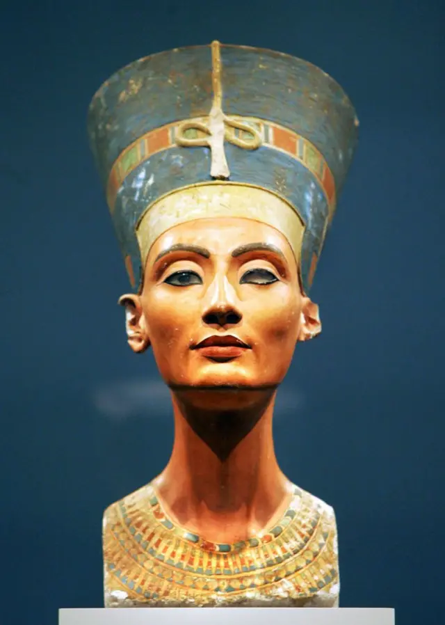 تمثال الملكة نفرتيتي