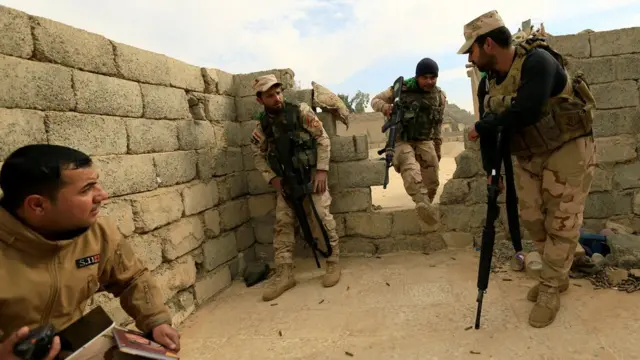 Soldados iraquíes combaten en el barrio Intisar de Mosul.