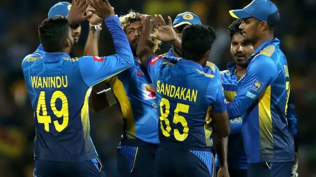 4 பந்துகளில் 4 விக்கெட்டுகள் - மலிங்கா அசத்தல் சாதனை