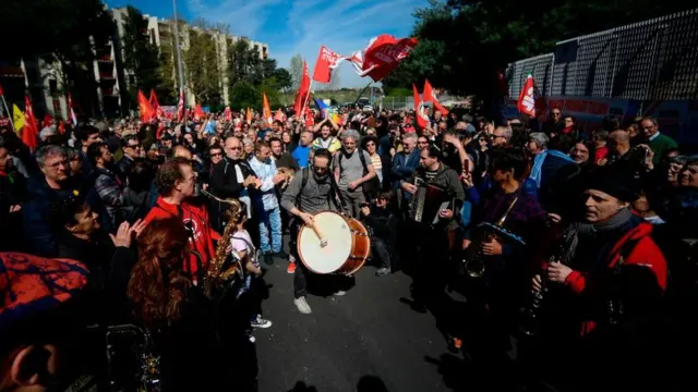 Roma'daki Torre Maura mahallesinde Cumartesi günü düzenlenen ırkçılık karşıtı gösteri renkli görüntülere sahne oldu