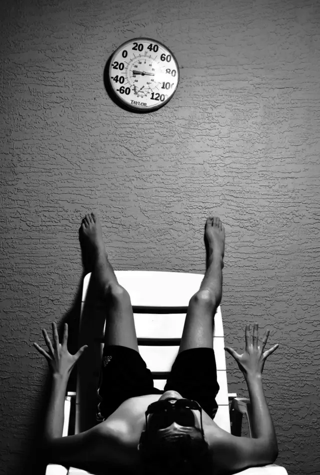 ਬੈਂਚ 'ਤੇ ਤਣਾਅ ਵਿੱਚ ਬੈਠਾ ਕਿਸ਼ੋਰ