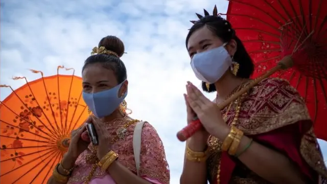 หลังการผ่อนคลายระยะที่สาม นักท่องเที่ยวเริ่มกลับมาเดินทางอีกครั้ง ในภาพ นักท่องเที่ยวหญิงสองรายแต่งชุดไทยเยี่ยมชมภายในวัดไชยวัฒนาราม จ.พระนครศรีอยุธยา
