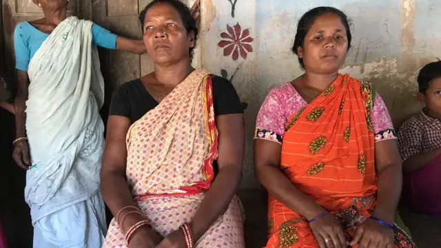 लुखुमोयी (एकदम दाएं)