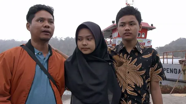 Iwan, Sarah and Rizqy at the port