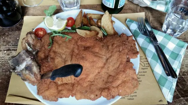 "Costoletta alla milanese" del restaurante Amici Miei de Milán. También conocida como "Oreja de elefante" por sus dimensiones.