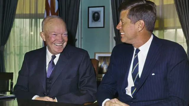 سابق صدر ڈوائٹ آئزن ہاور (بائیں) امریکی صدر کینیڈی کے ہمراہ