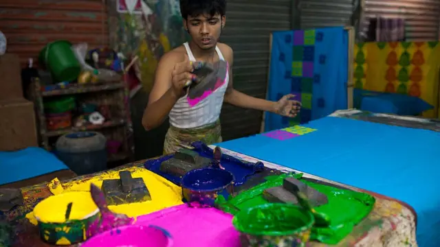 ছোট বা মাঝারি ফ্যাশন হাউজগুলো অনলাইনে কেনাবেচা চালাতে নানাবিধ সমস্যার মধ্যে পড়লেও বড় হাউজগুলো ততটা সমস্যার মধ্যে পড়ছে না।