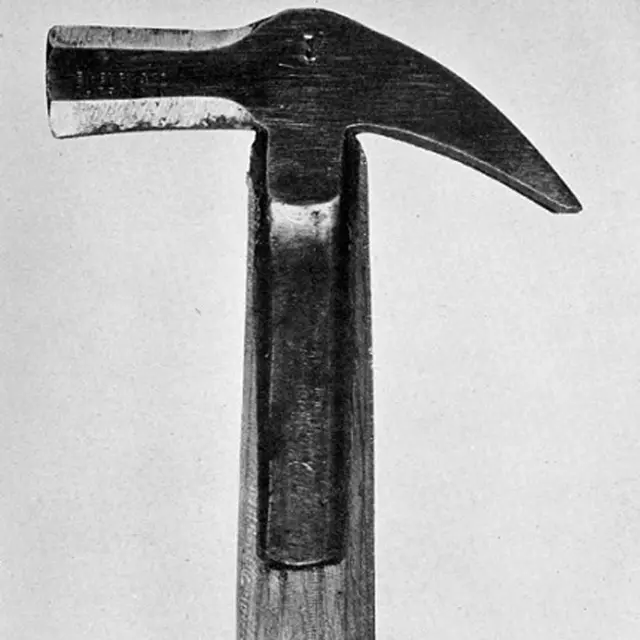 El martillo que habían encontrado entre las posesiones de Slater y presentado como arma homicida.