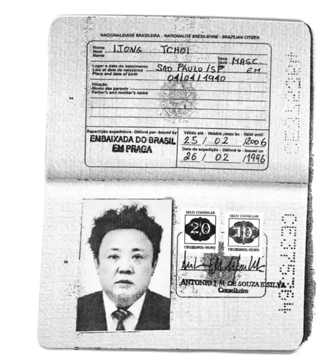 Una fotocopia de un pasaporte presuntamente usado por Kim Jong-il