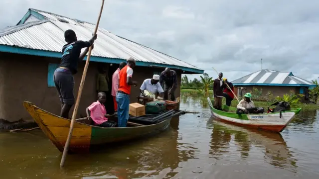Des bateaux de sauvetage évacuent des familles après l'inondation de leurs maisons dans le village de K'akola, dans le sous-comté de Nyando, à Kisumu.