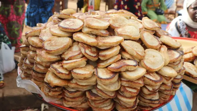 Sucreries traditionnelles vendues par des filles camerounaises au marché de Yaoundé