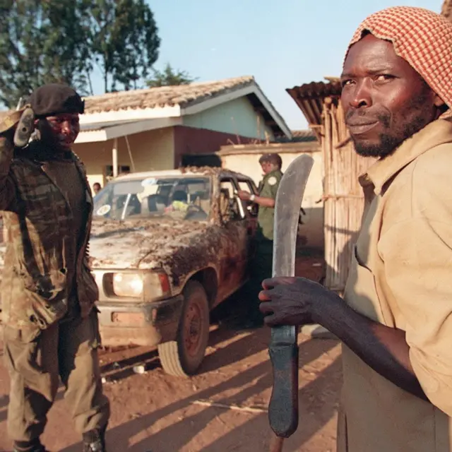 Henshi aho iyi foto iri yanditseho ko uyiriho iburyo ari umwe mu nterahamwe zakoraga jenoside mu Rwanda mu 1994