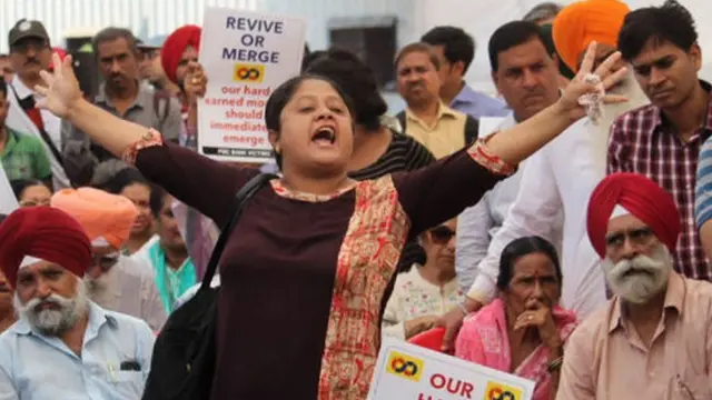 ఖాతాదారుల నిరసనలు