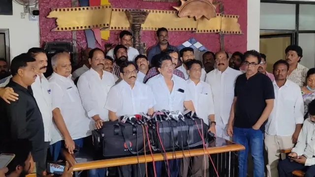 సినిమా కార్మికుల ఆందోళన