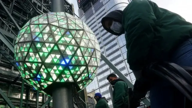 Mjini New York, mpira wa mraba wa taa utawashwa wakati wa kuvuka mwaka lakini eneo hilo halitakuwa wazi kwa umma