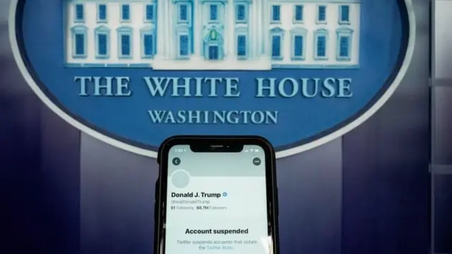 Celular mostrando a conta suspensaapostas copa mundoTrump no Twitter